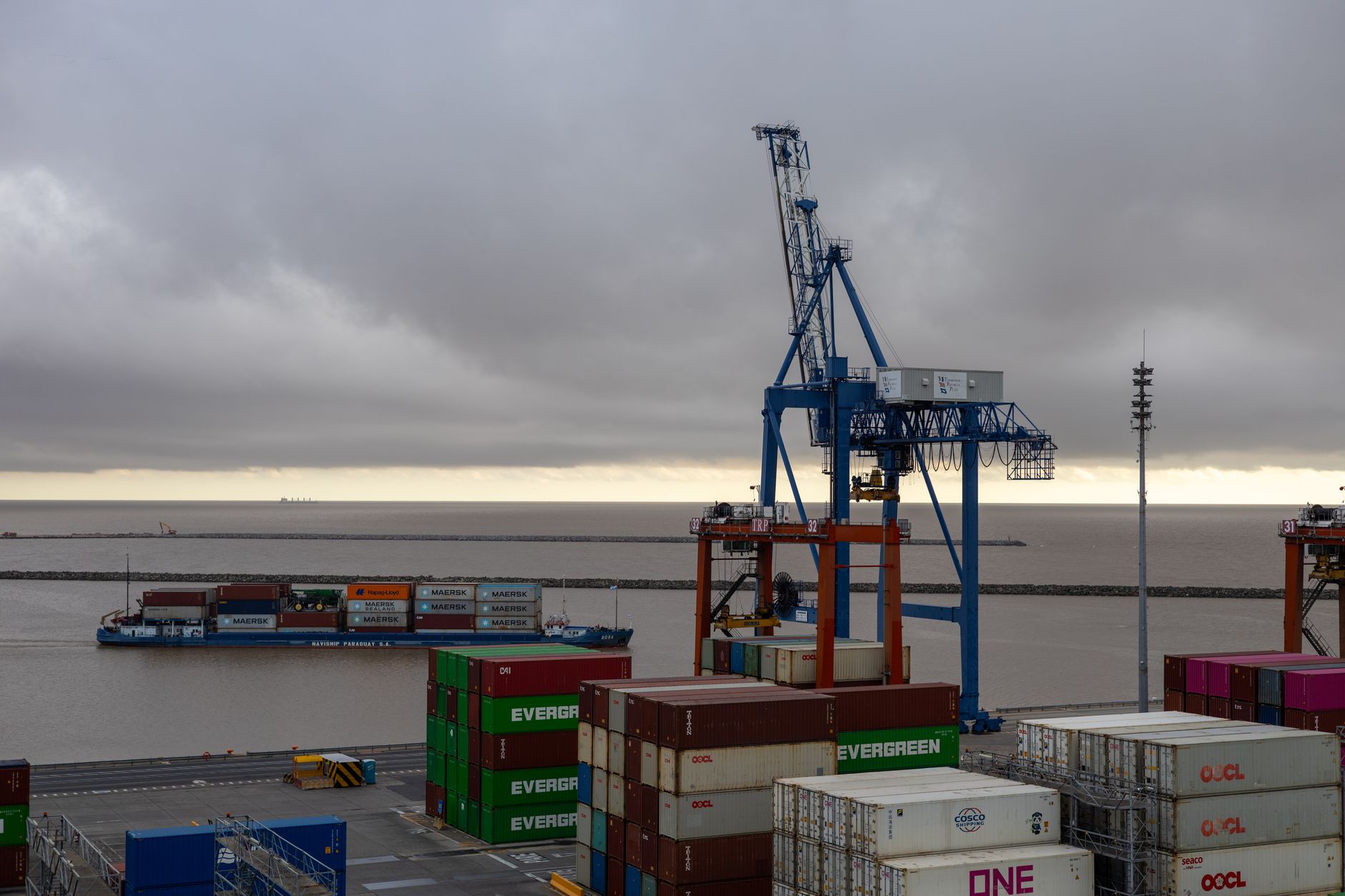 Containeroverslag aan de kade