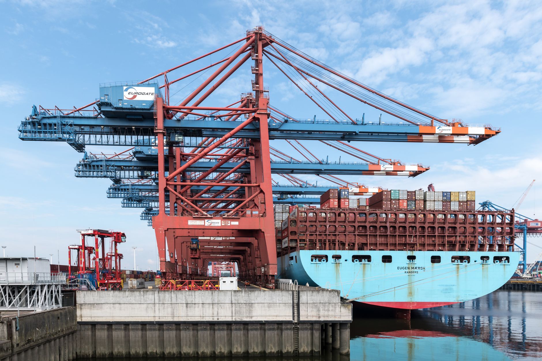 Containerschip aan de kade