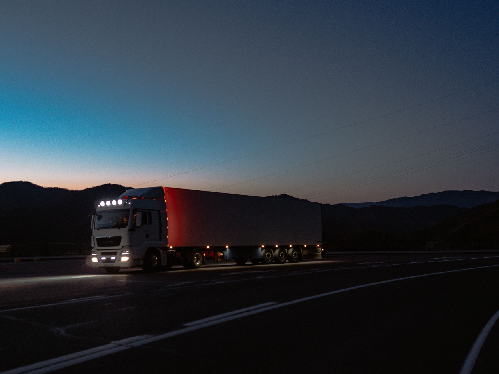 Truck op de weg bij valavond